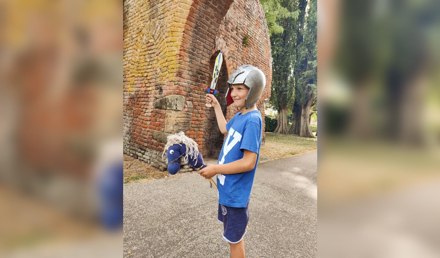 Bij de Spanjaardspoort kunnen kinderen aan de slag met een eigen zwaard of stokpaardje waarna ze tot ridder worden geslagen. Foto: PR