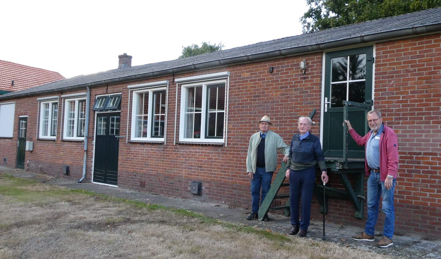 Willem Visschers, Gert Willink en Gert Reerink bij het Veldhoekse Verenigingsgebouw waar vroeger het Veldhoeksfeest werd gevierd. Foto: Jan Hendriksen