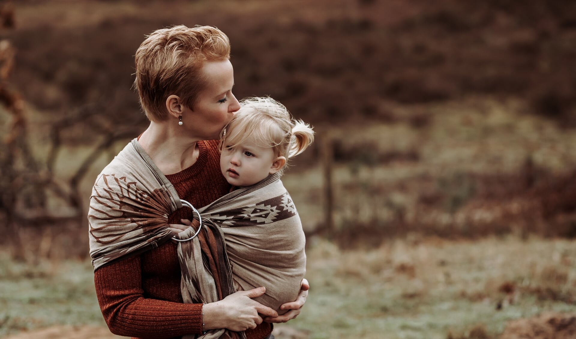 Judith Taken met haar dochtertje Aaf in de draagdoek. Foto: Naomi Boers-te Wierik