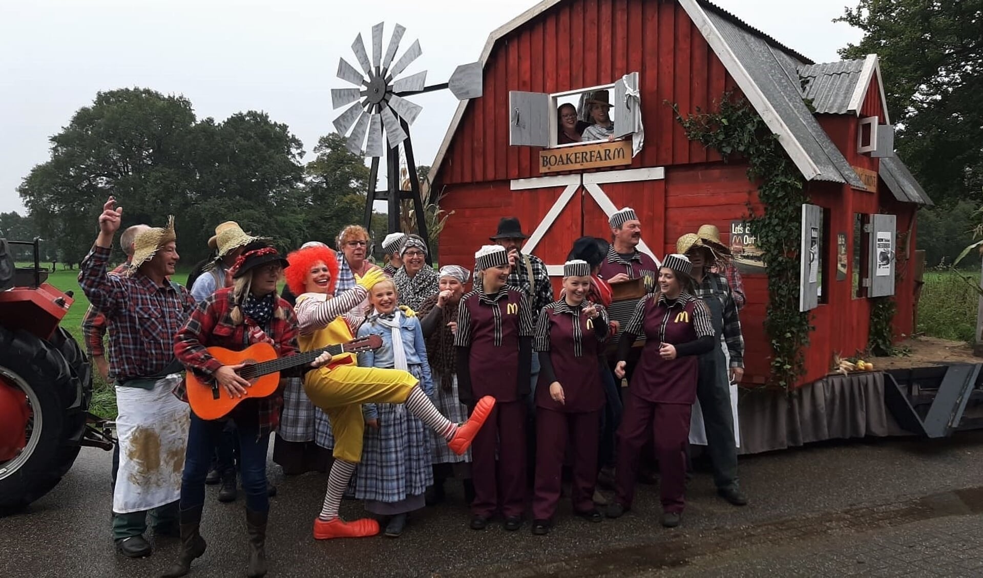 Bouwgroep de Boakermark bij hun praalwagen Old Mac Donald in 2019 waar ze de eerste prijs mee wonnen. Foto: Bouwgroep Boakermark