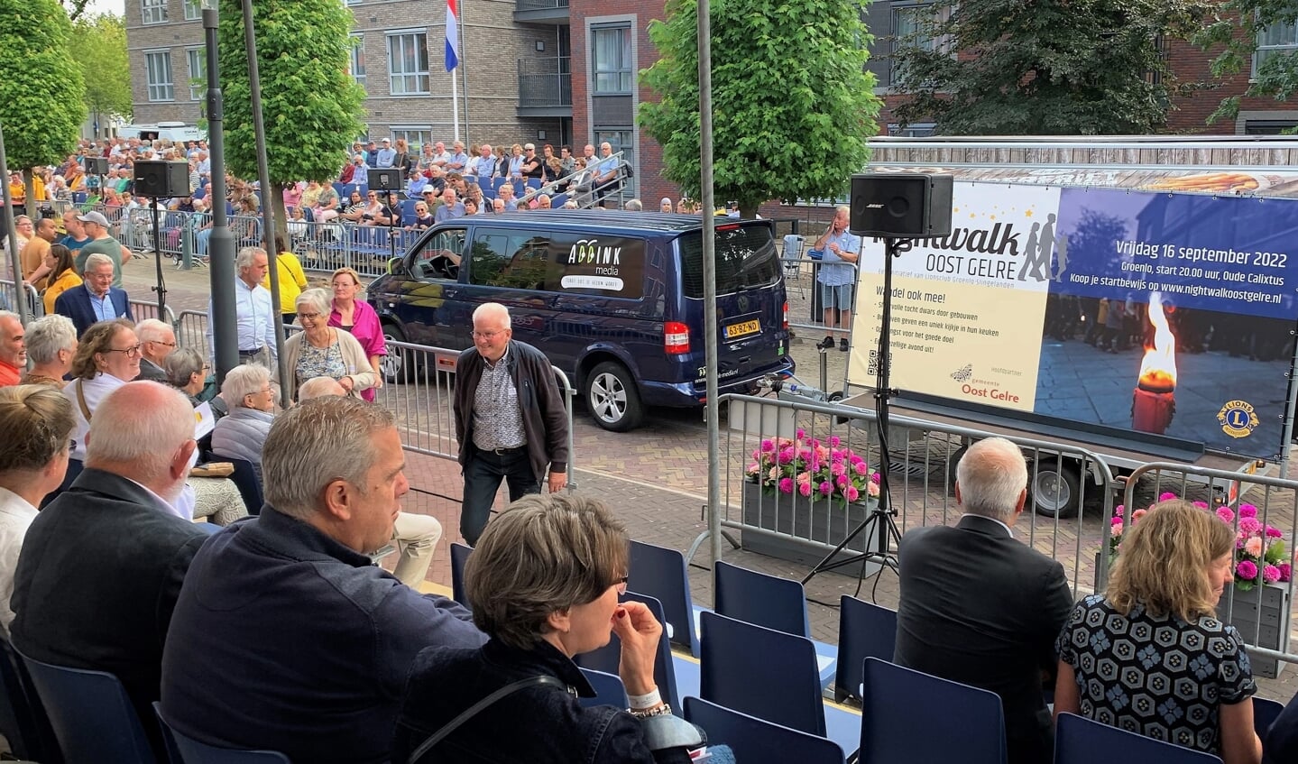 Zelfs tijdens het Bloemencorso in Lichtenvoorde werden belangstellenden uitgenodigd voor de Nightwalk Oost Gelre. Foto: Theo Huijskes