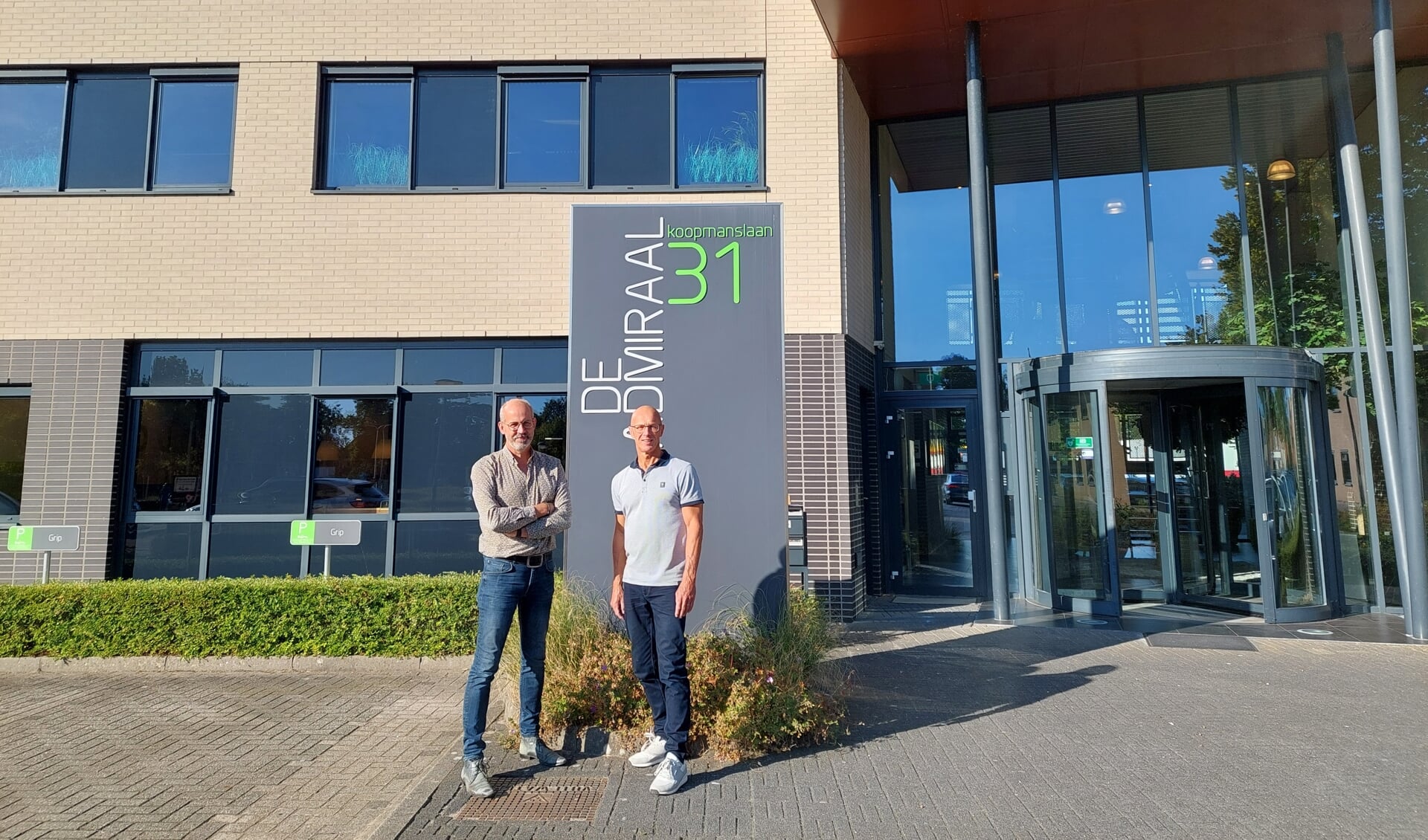 Jan Helmink en Ronald Treijtel voor de nieuwe locatie van Flox aan de Koopmanslaan 31 in Doetinchem. Foto: Tine Paulus