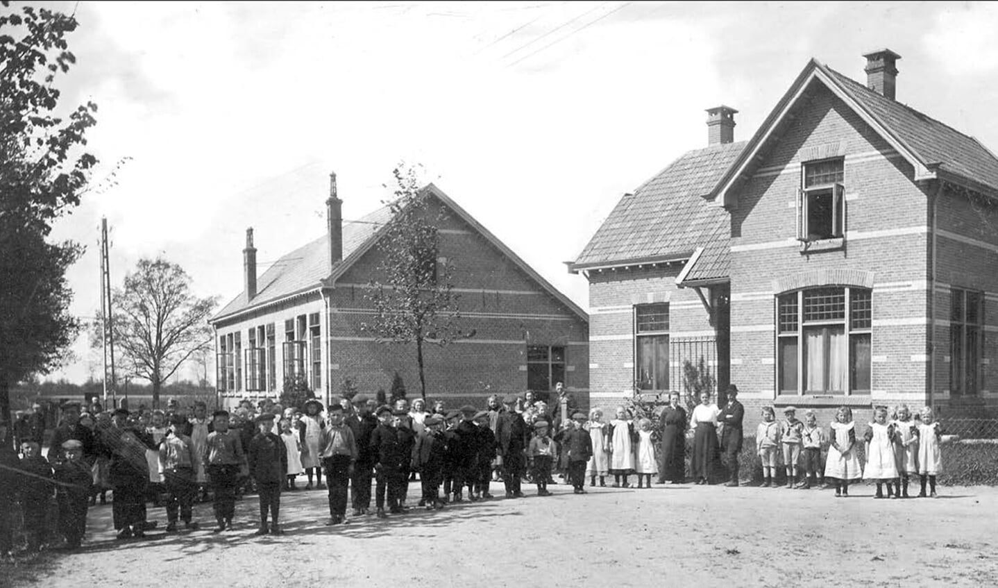 Het nieuwe ‘meestershuis’ in Borculo (rechts, Heuvel staat ervóór met hoed) en links daarvan School 3 (de ‘Boerenschool’), beide sinds 1912; het huis staat er nog, de school is afgebroken. Foto: PR