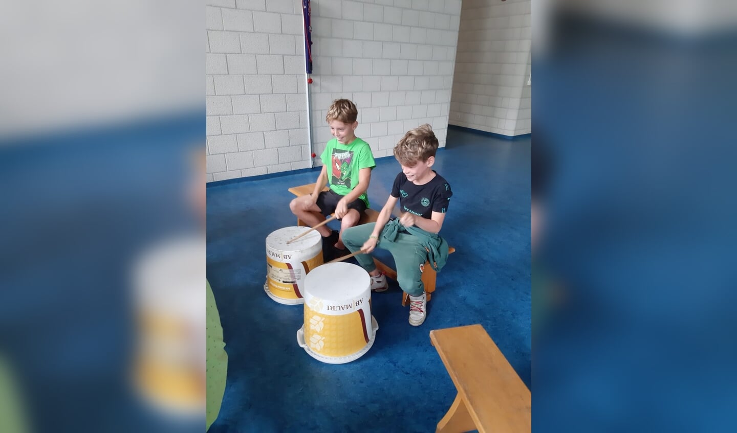 Duo krijgt muziekles op de Piersonschool. Foto: Gilbert Wientjes
