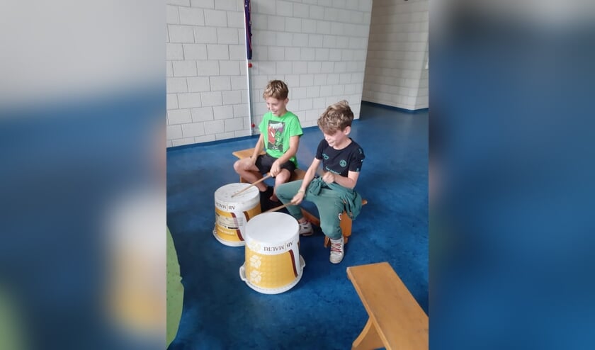 Duo krijgt muziekles op de Piersonschool. Foto: Gilbert Wientjes