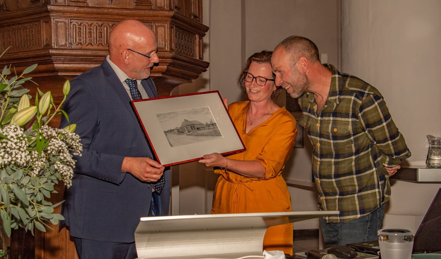 Wethouder Pelgrom reikt de Monumentenprijs Bronckhrorst 2022 uit aan Leida en Jan-Jaap Zwart. Foto: Liesbeth Spaansen