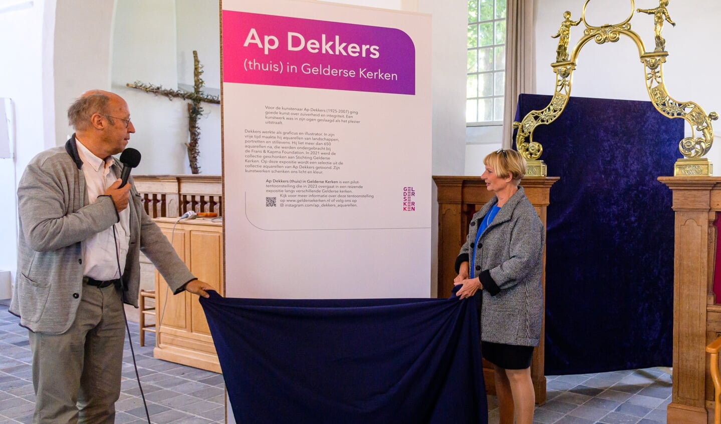 Menno Leistra en mevrouw Gonnie van Nellesteijn openen de expositie. Foto: Jan Adelaar