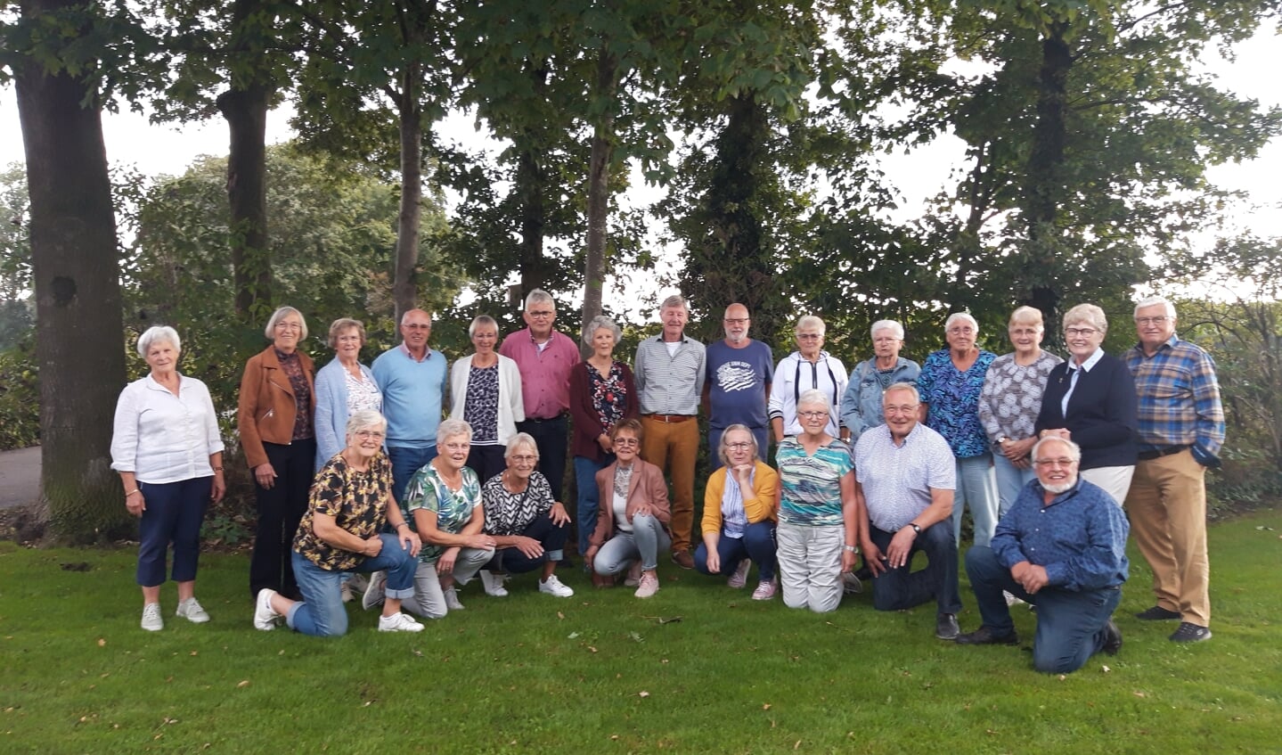 Een groot deel van de eerste klas van 1954 van de Looschool Zelhem ontmoet elkaar in 2022. Foto: Bertus Menkveld