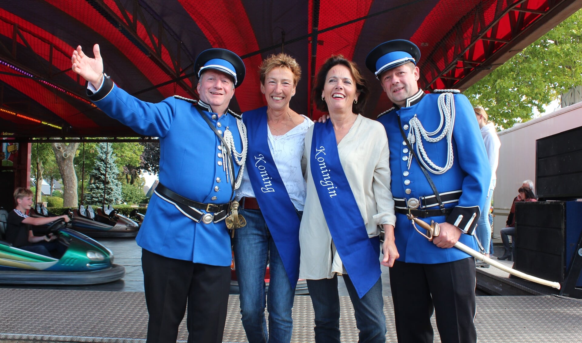 Bernadette Kemperman (midden links) is Schutterskoning van Drempt, Elly Geurts mag de titel Koningin dragen. Foto: Kermiscomité Drempt