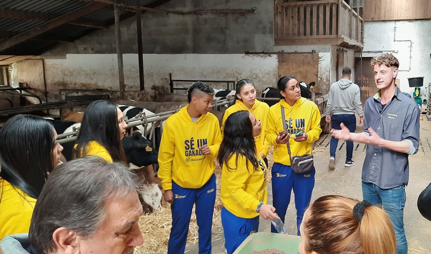 Michiel Weenink van de Kaasboerderij geeft uitleg aan het Colombiaanse damesvolleybalteam. Foto: Kyra Broshuis