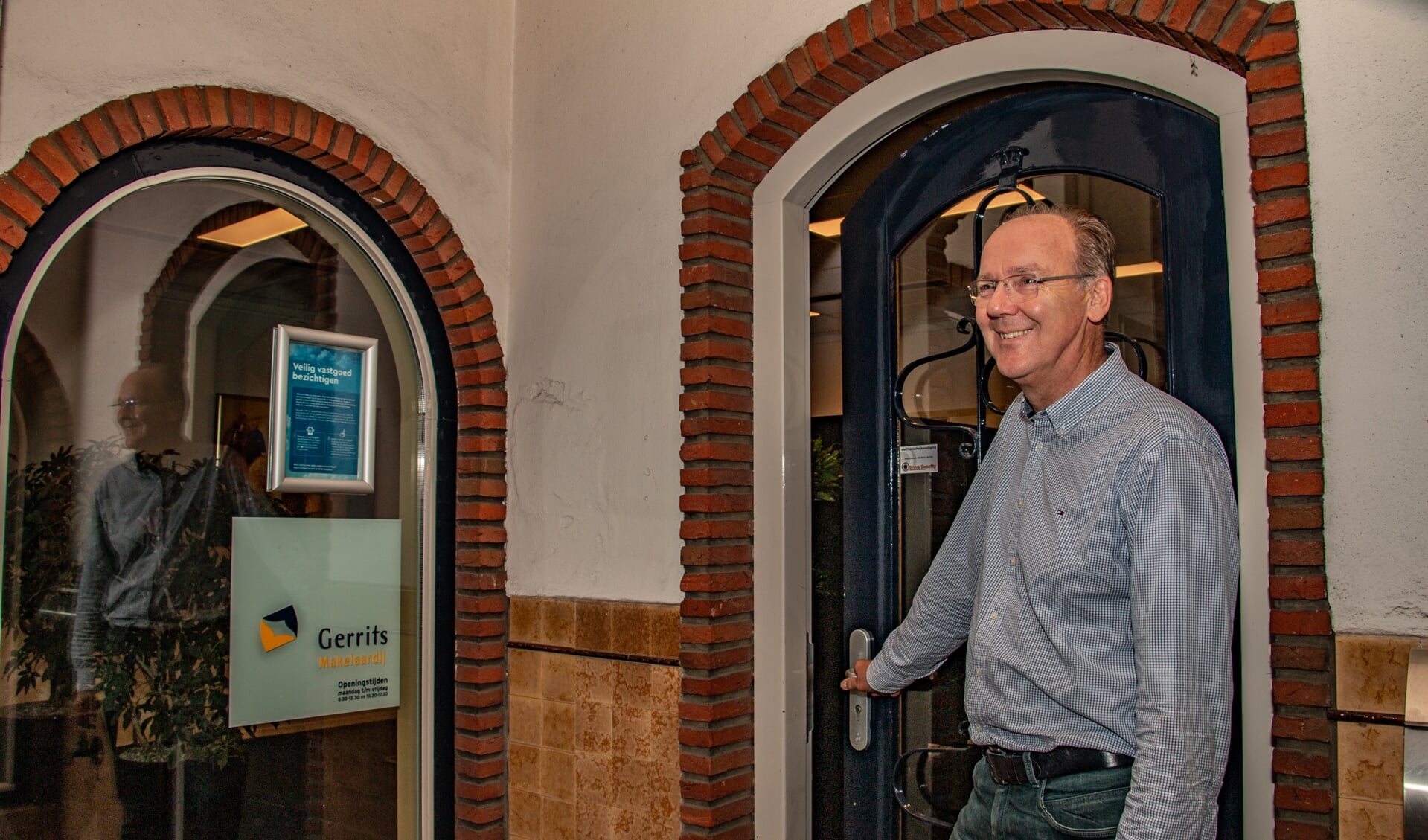 Pieter Gerrits in de deuropening van zijn makelaardij in Hengelo. Foto: Liesbeth Spaansen