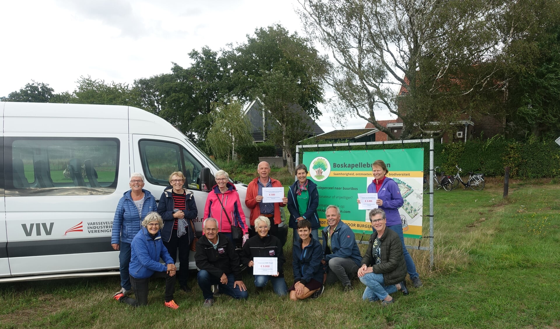 Enkele vrijwilligers van De Keerkring en bestuursleden van DAK samen met de chequewinnaars. De foto is gemaakt op het terrein van het project Boskapellebusken. Foto: PR