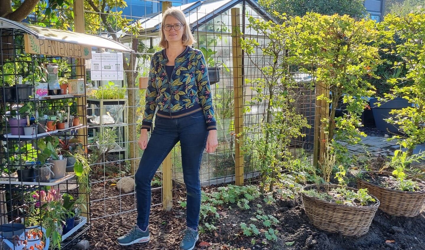 Mariska bij haar plantenbieb. Foto: Sander Damen