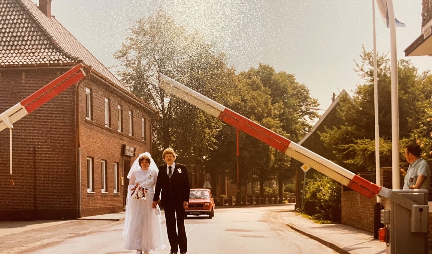 1980 Grensplaats Oldenkotte; Maria Karnebeek met haar man Jos lopend van Duitsland naar Nederland. Foto: PR