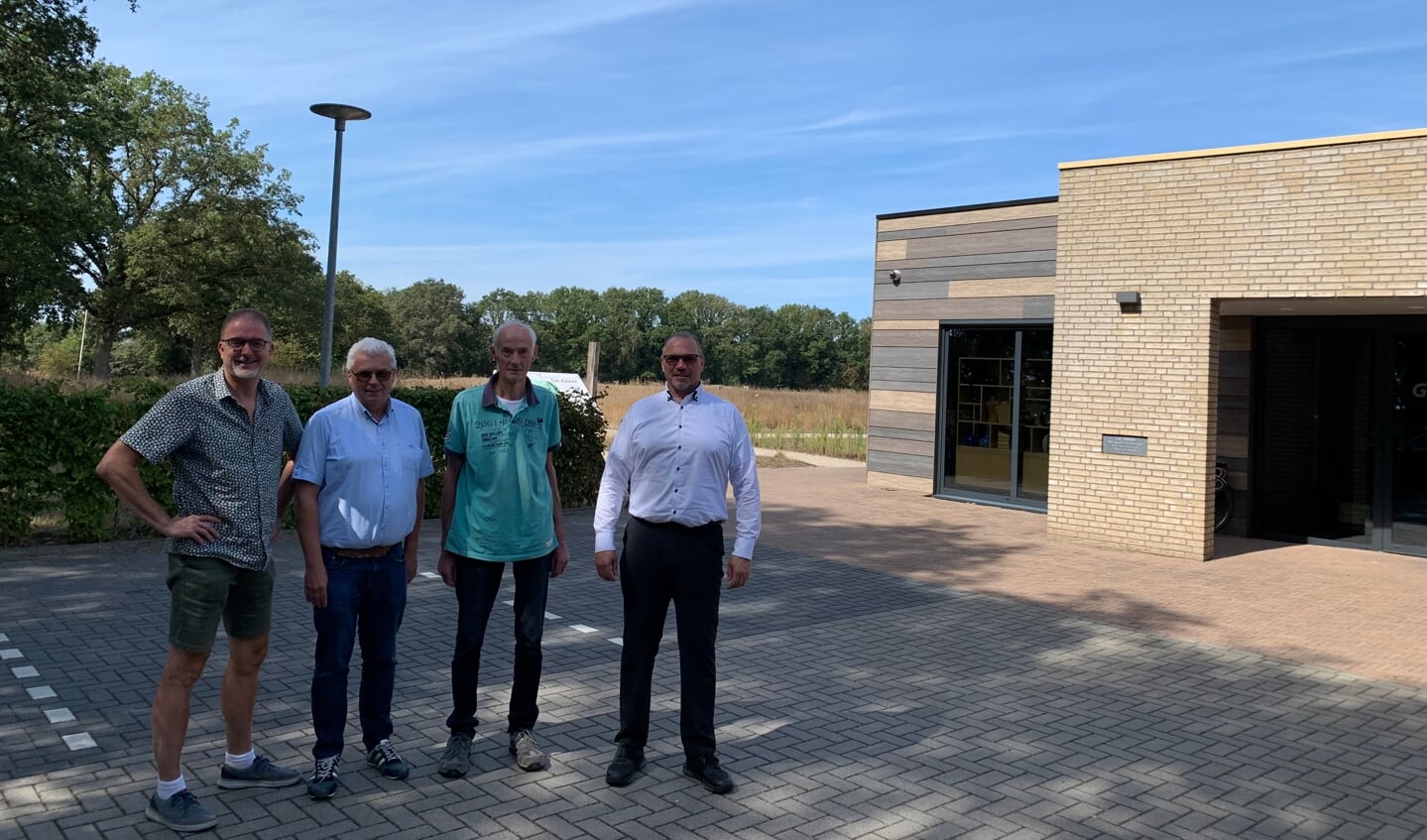 Het bestuur van het GUV Goede doelen fonds, vlnr: Marco van Lochem, Frank Smit en Wim Abbink met Bert van Asselt (Raad van toezicht) voor het asbestemmingsterrein De Akker en kantoor van GUV aan de Romienendiek in Aalten. Foto: Jos Wessels