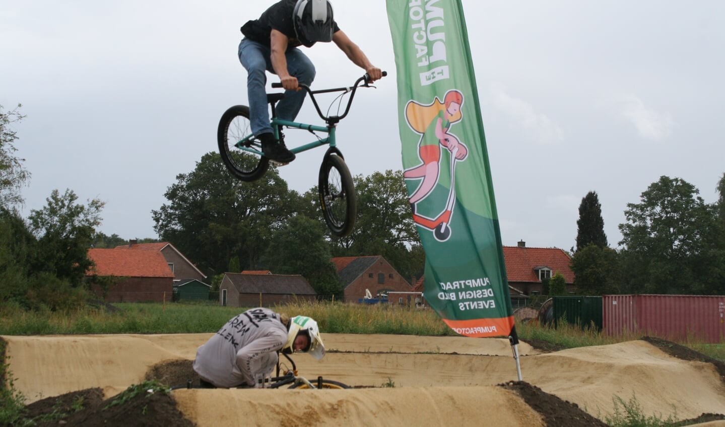 Professionele fietscrosser geeft demonstratie op nieuwe pumptrackbaan in Lievelde. Foto: Jos Betting 