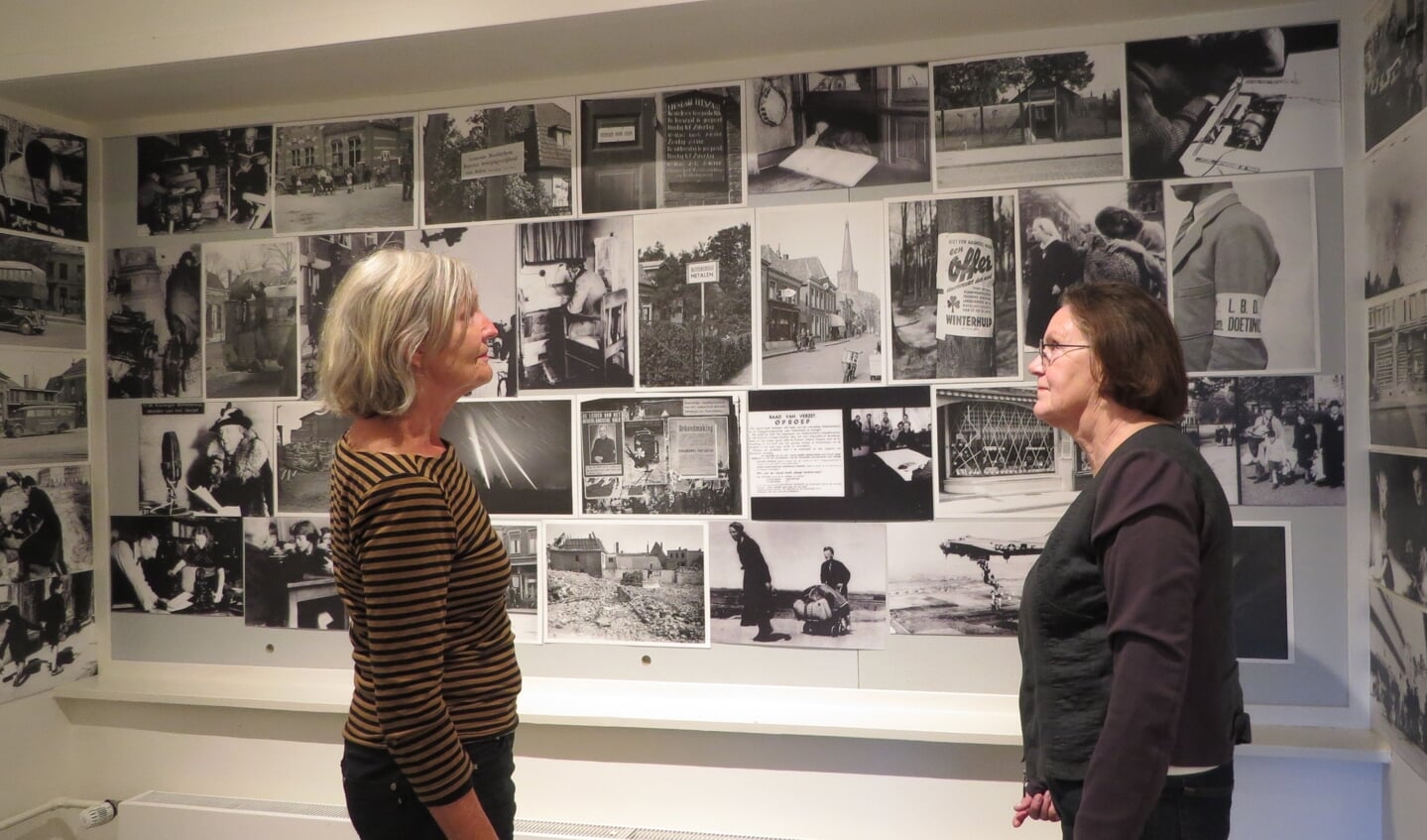 Anneke Bijlsma (links) en Anneke Ruster bij foto’s van voornamelijk Doetinchem tijdens de Tweede Wereldoorlog. Foto: Josée Gruwel