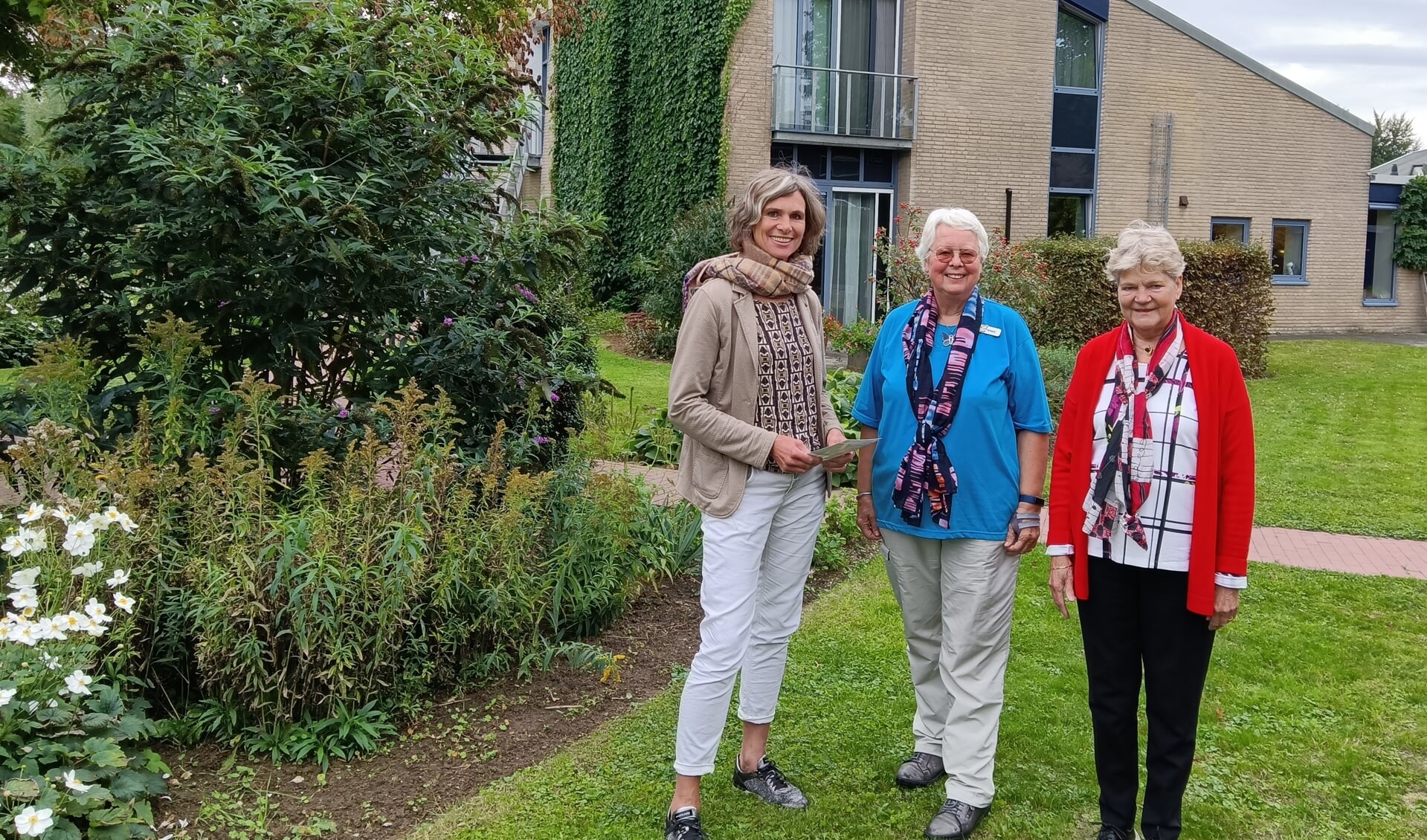 Coördinator Kathy de Vries en zorgvrijwilligers Ria Schipper en Tonny Savelberg-Daamen voor het Hospice Zutphen. Foto: Rudi Hofman