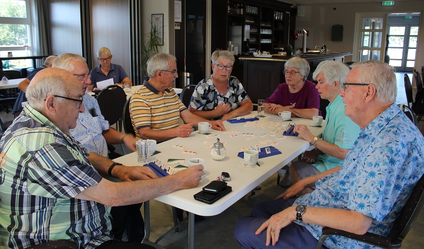Het bestuur van Seniorenclub Onder Ons aan het rummikuppen. Foto: Marlous Velthausz
