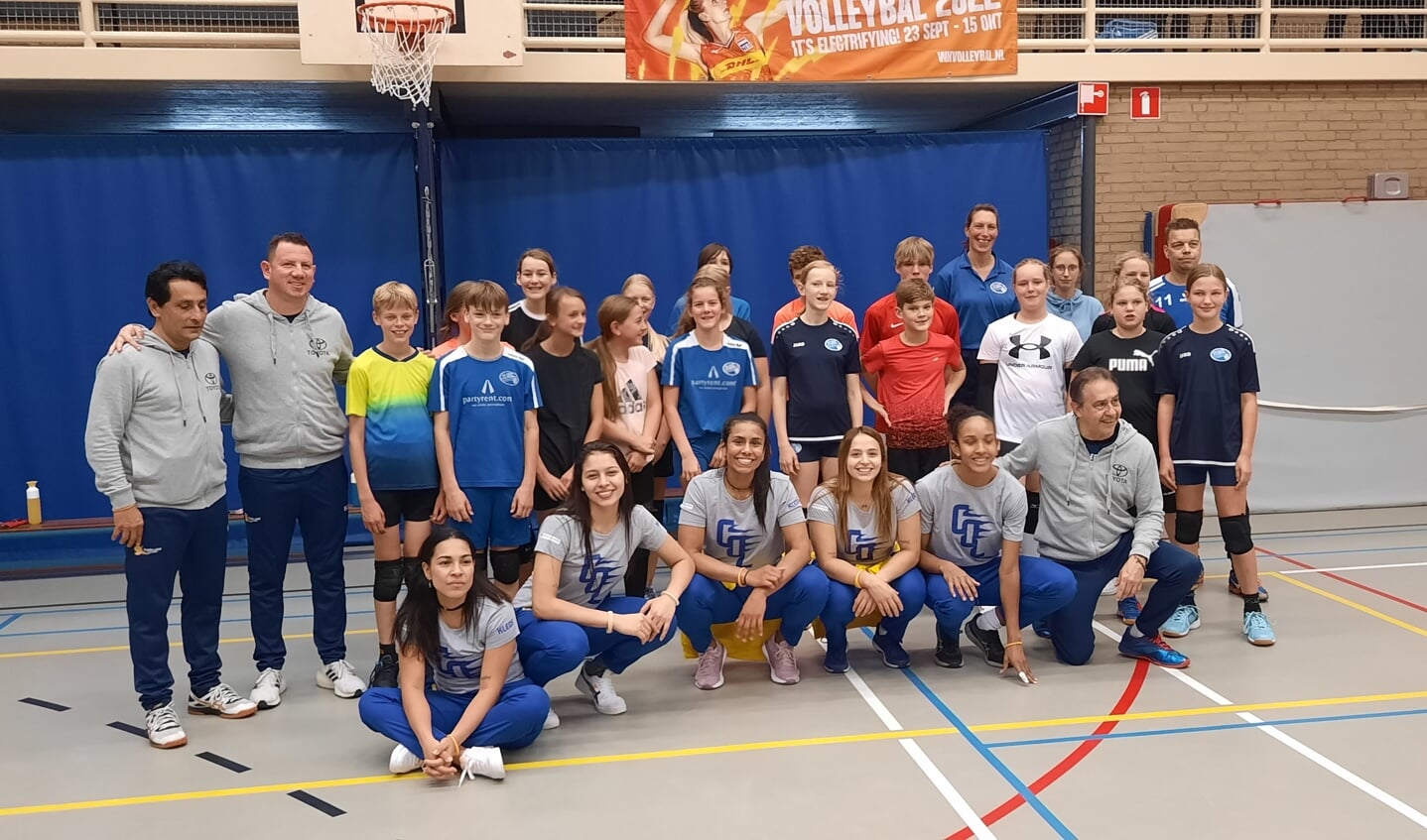 Een bijzondere training voor de jonge volleyballers van VV Grol. Rechtsboven Randy Keunekamp. Foto: Kyra Broshuis