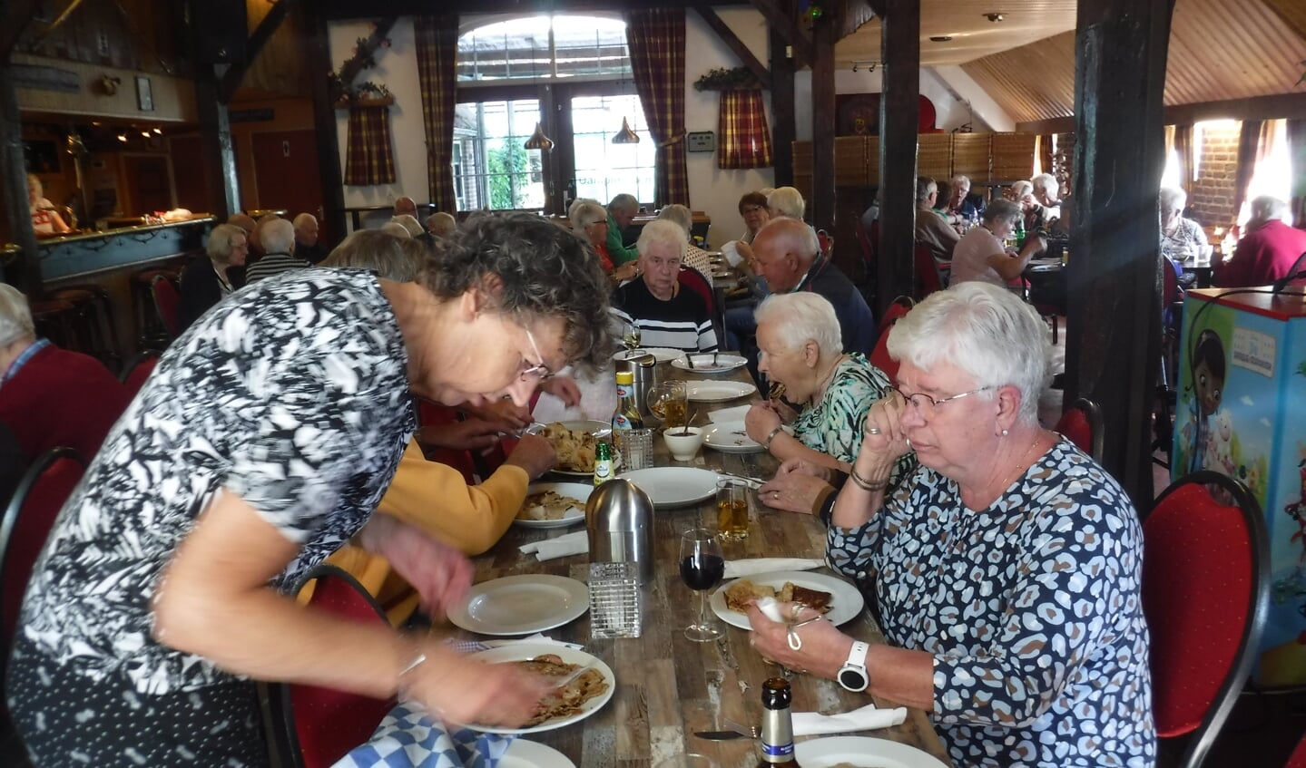 GEzellig samen pannenkoeken eten bij de Rekkense afdeling van de Zonnebloem. Foto: PR