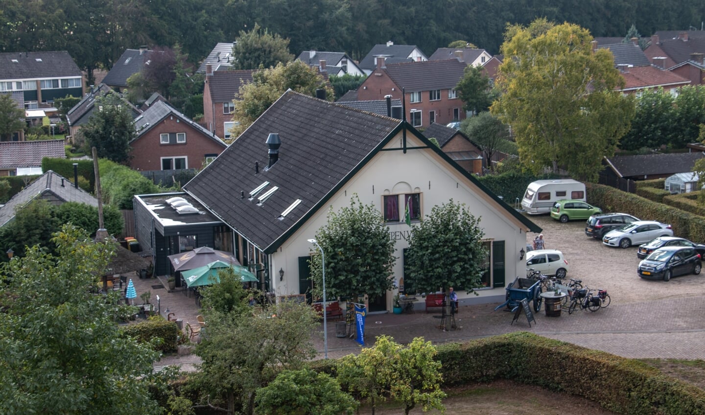 Het Wapen van Baak, gezien vanaf de St. Martinuskerk, waar Frans Helmich de lezingen over Huize Baak gaf tijdens Open Monumentendag Bronckhorst. Foto: Liesbeth Spaansen