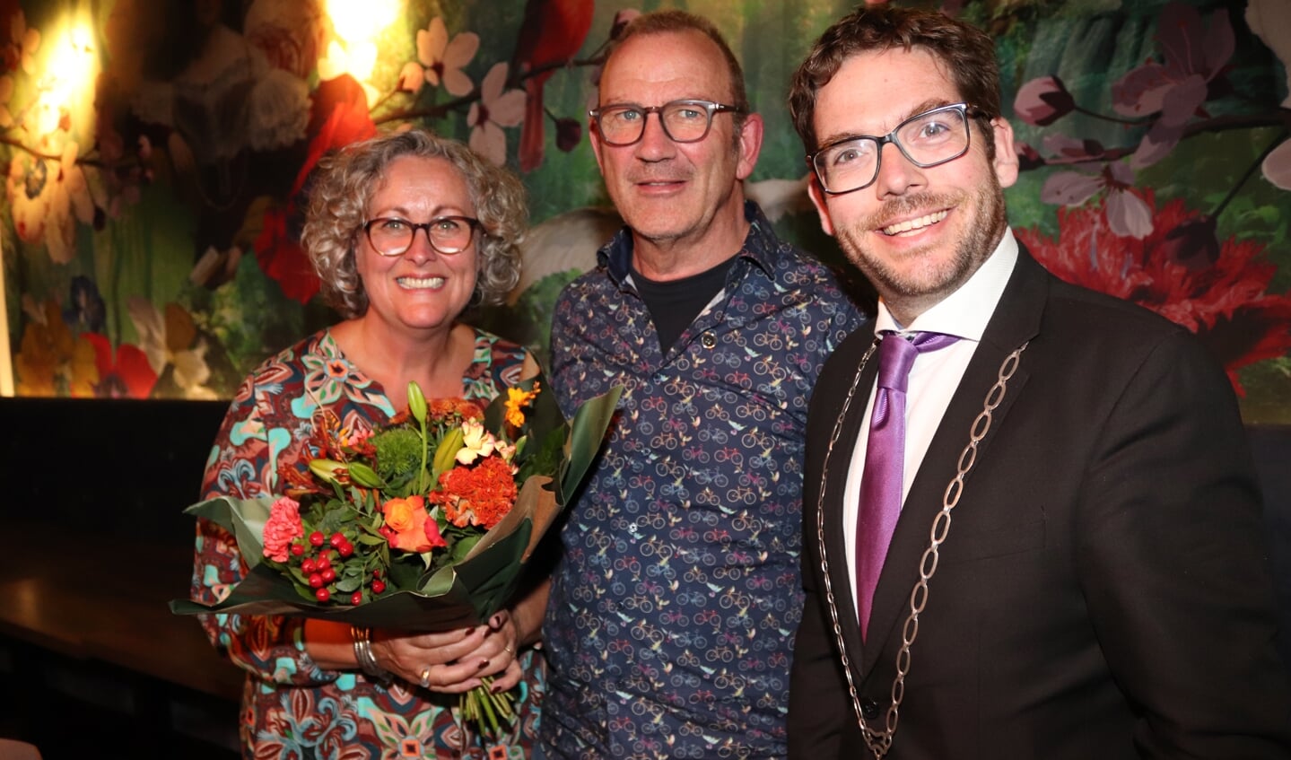 Theo Linthorst te midden van zijn vrouw en burgemeester Sebastiaan van 't Erve. Foto: Arjen Dieperink