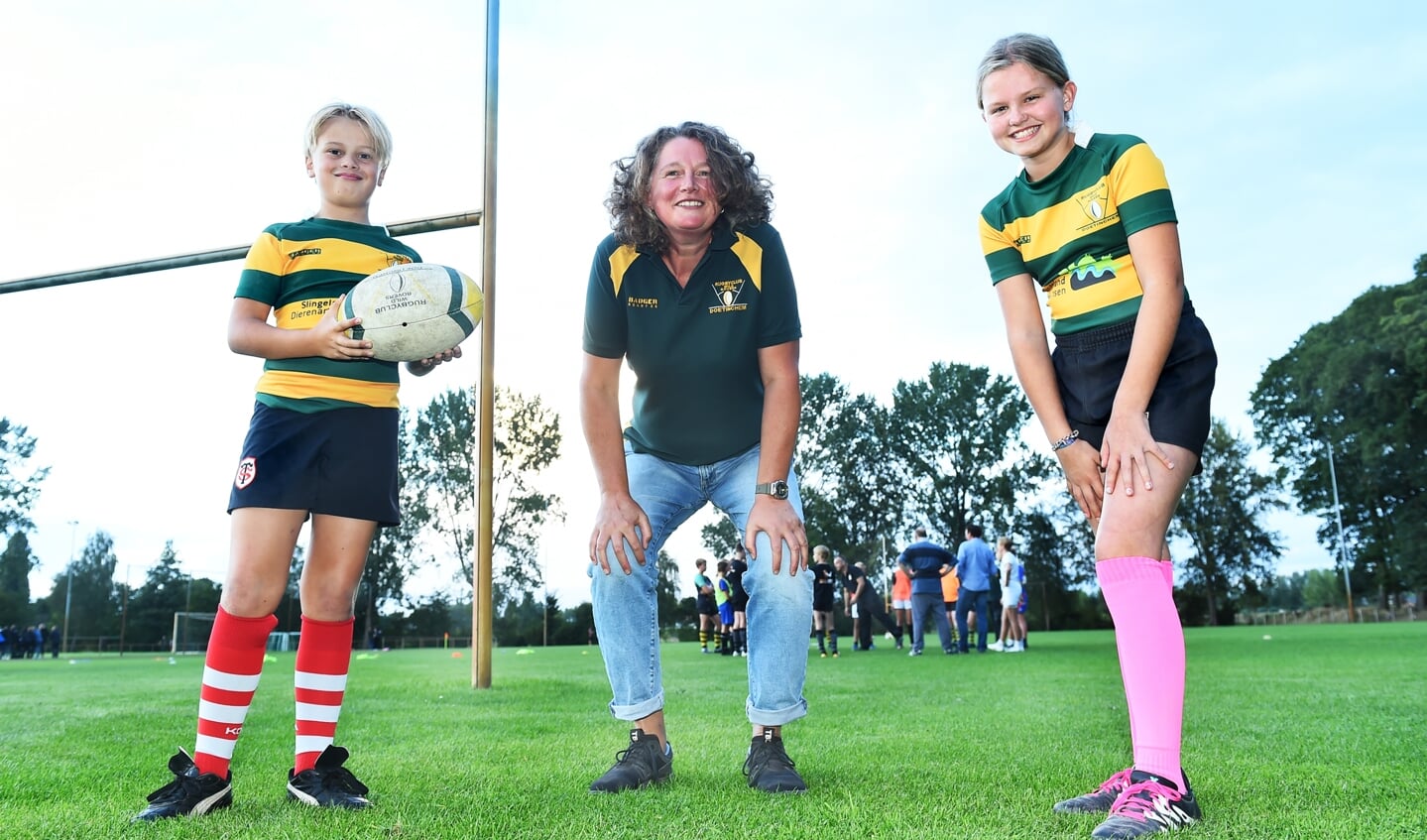 Rugbyclub Wild Rovers, vlnr Wout (10), Yvonne Koers (bestuurslid jeugdzaken) en Ronja (11). Foto: Roel Kleinpenning