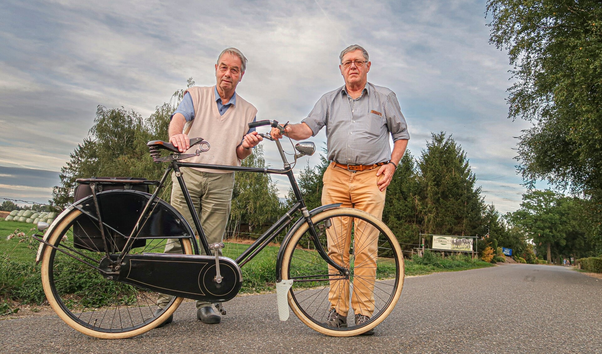 Aanbeveling Doorzichtig Decoratie Bennie en Wim halen historische fietsen naar Hengelo | Het laatste nieuws  uit Hengelo en omgeving.