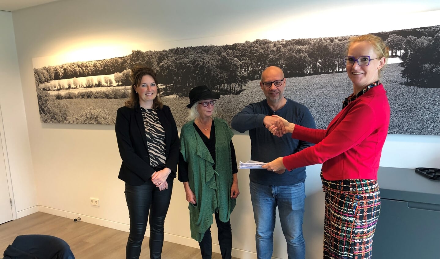 Wethouder Emmeke Gosselink (r.) neemt de petitie in ontvangst van initiatiefnemers uit Drempt. Foto: Arie Vries