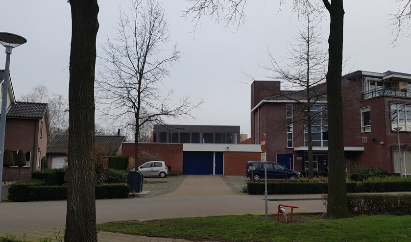 De entree van de garages bij de appartementen boven de winkel. Foto: Jumbo Hollak