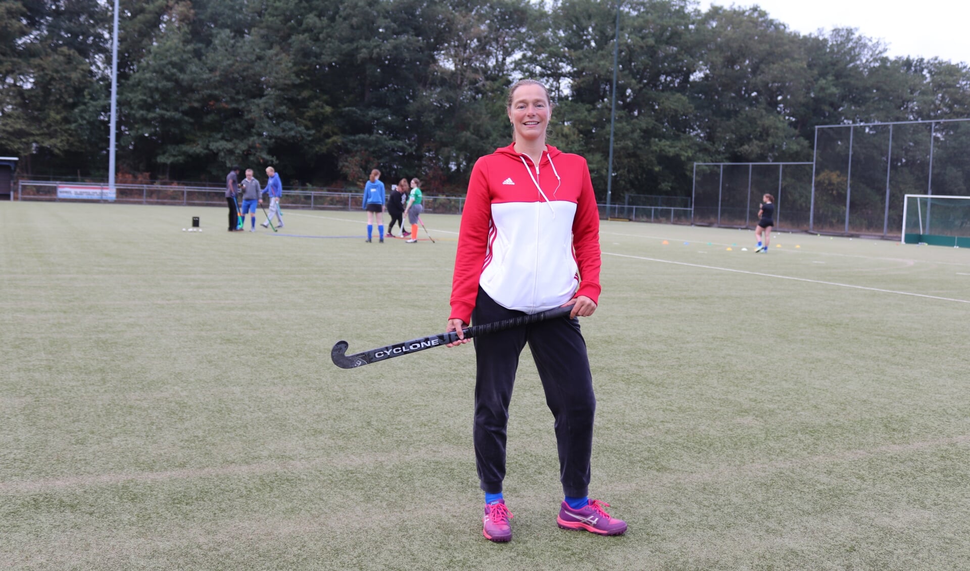 Trainer Marieke Doorn met achter haar de spelers. Foto: Arjen Dieperink