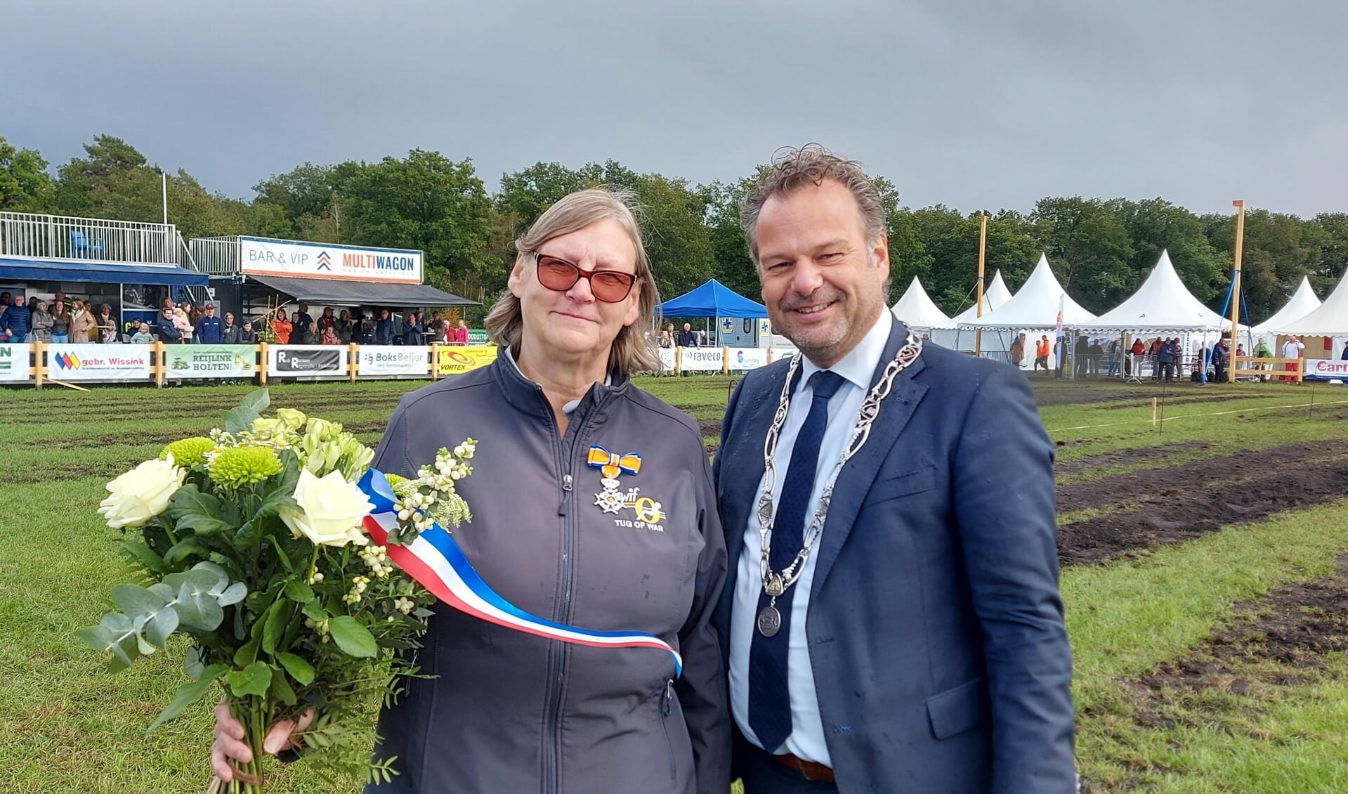 Anja Poorterman-Bargeman ontving de Koninklijke onderscheiding uit handen van locoburgemeester Rick Verschure. Foto: gemeente Zutphen