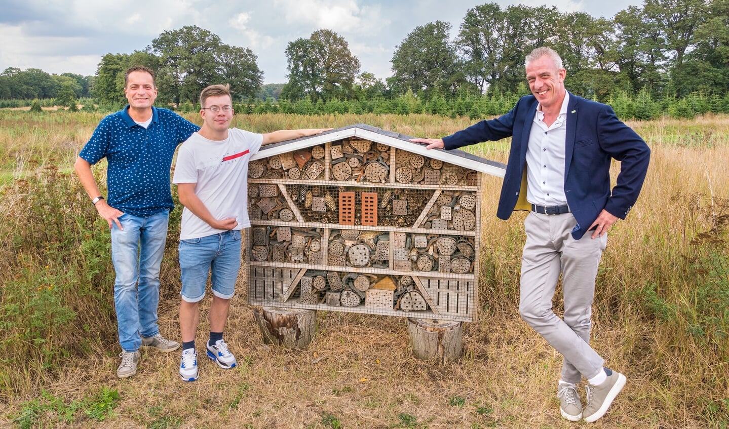 Vlnr: André Kaminski (voorzitter StAM), Arne (cliënt Estinea, bouwer van het hotel) en wethouder Rens Steintjes. Foto: PR
