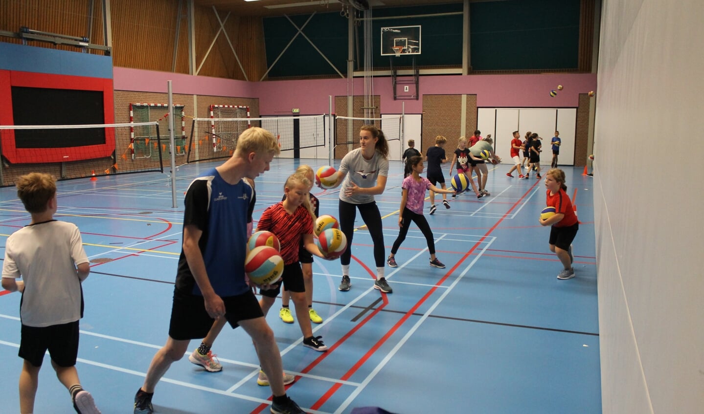 Volleybaltopper Kim Klein Lankhorst onderwierp, samen met trainster Henja van Boemerang, de kinderen aan leuke oefeningen. Foto: PR