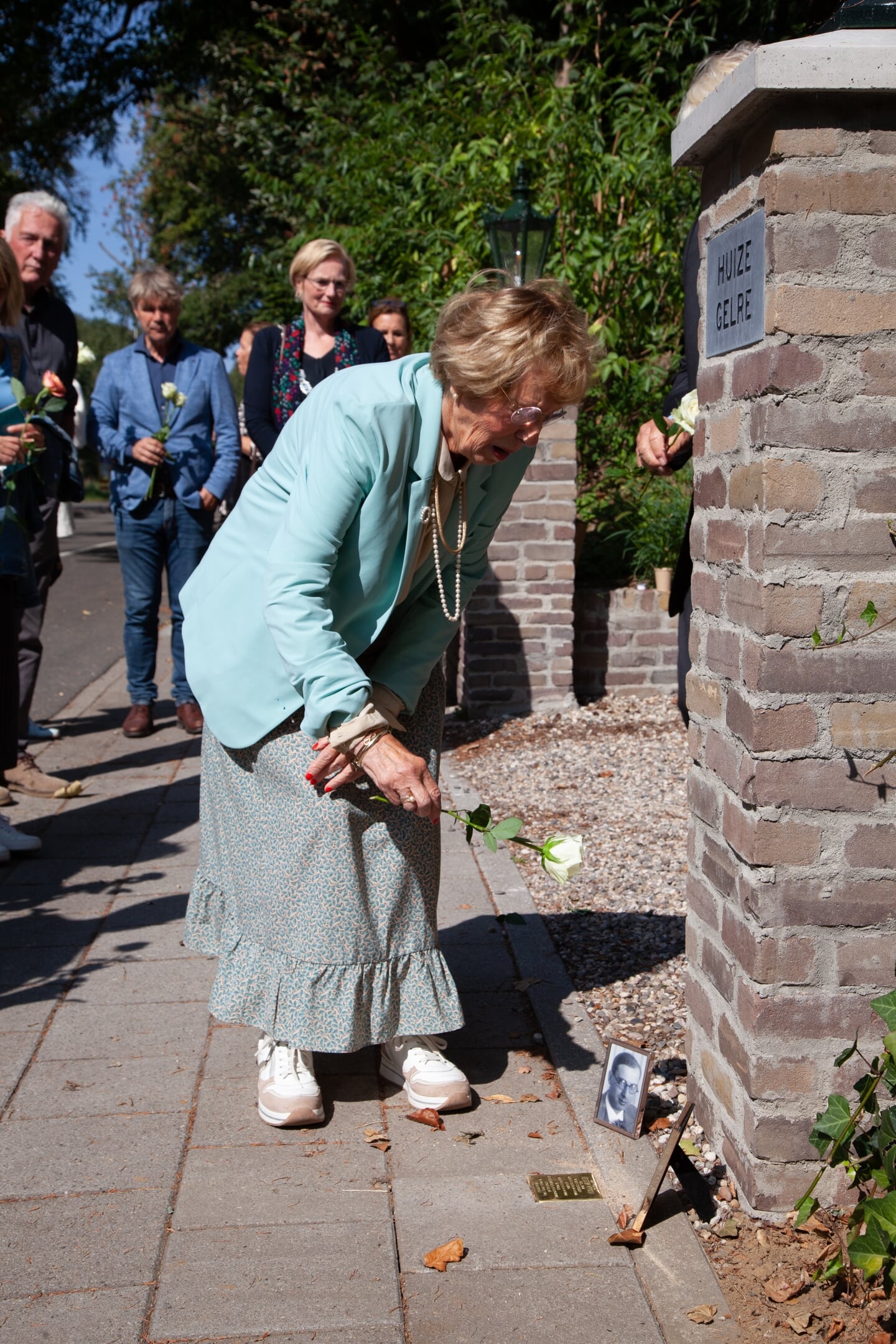 Cora 't Hart legt een bloem bij de struikelsteen in Laag-Keppel ter nagedachtenis aan Hendrik Kroon. Foto: Johannes Nysingh