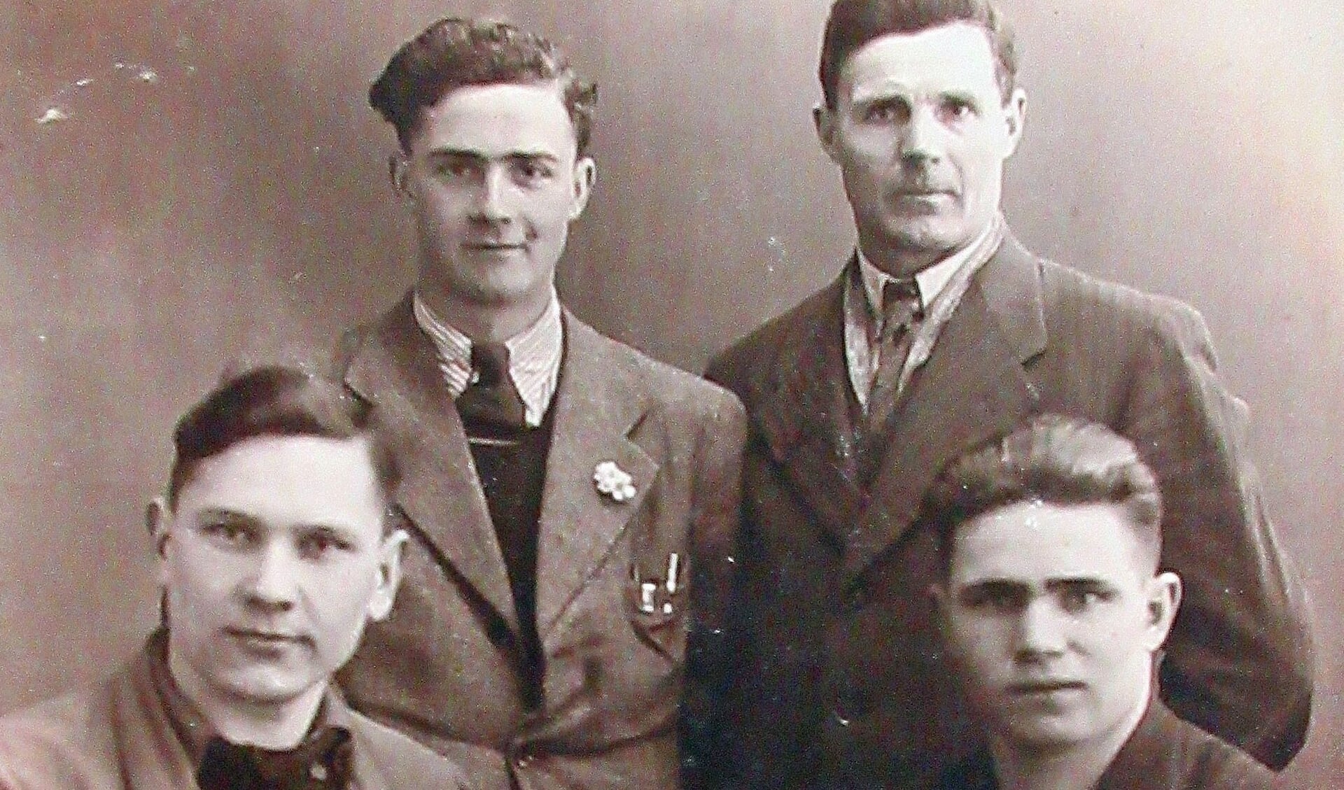Vooraan Andrej en Sasjka. Op de achtergrond vader en zoon Belterman.