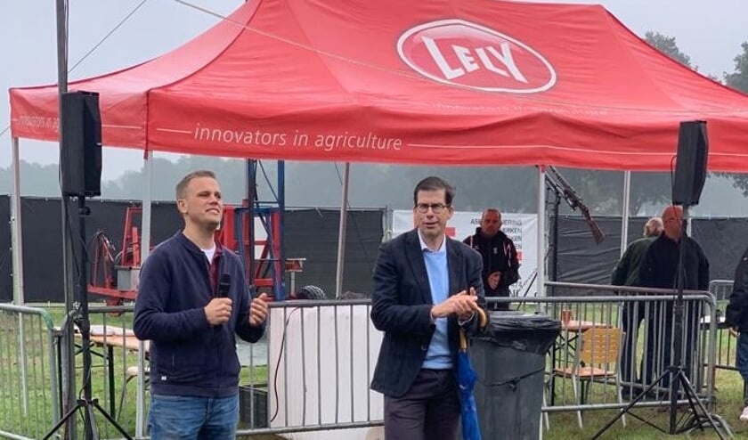 Burgemeester Joost van Oostrum (r) liet weten dat Veldhoek trots mag zijn op de optocht die door de Ruurlose/Hengelose buurtschap trok.