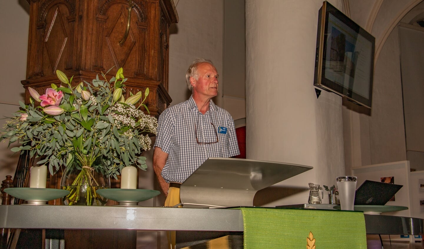 Voorzitter van Stichting Open Monumentendag Bronckhorst Han van der Lans vertelt over de Remigiuskerk tijdens de openingsavond. Foto: Liesbeth Spaansen