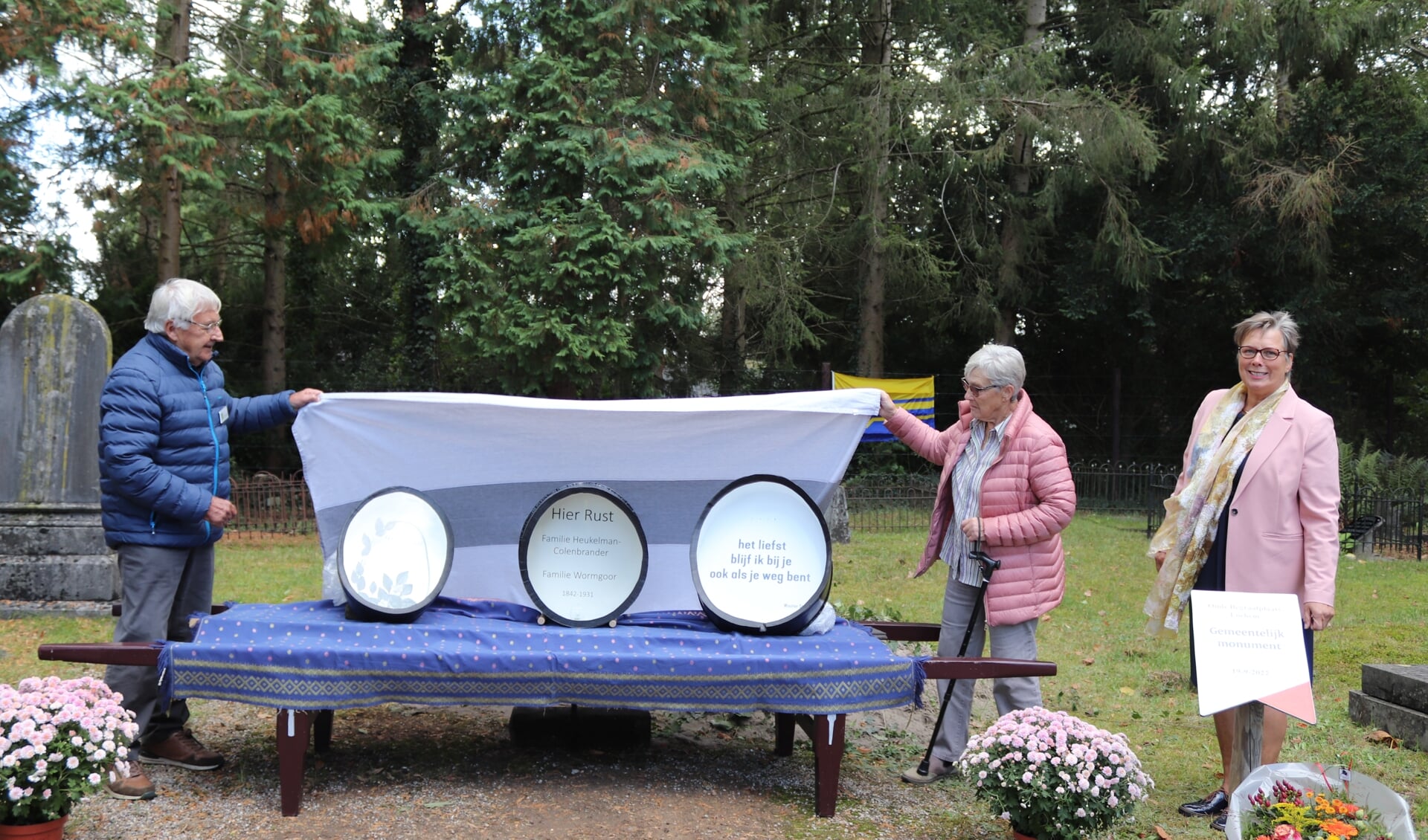 Na de onthulling van het bord 'Gemeentelijk monument' door wethouder Marja Eggink (r), werden de gerestaureerde graftomben ook onthuld. Foto: Arjen Dieperink