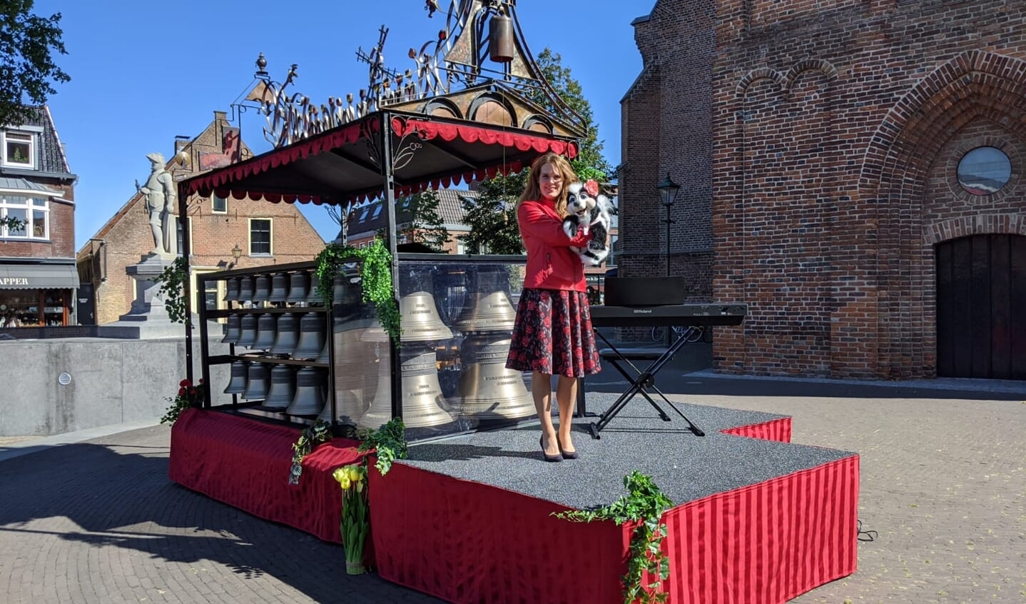 De reizende beiaard staat tijdens de modeshow in de kerk op de kleine markt. Foto: PR