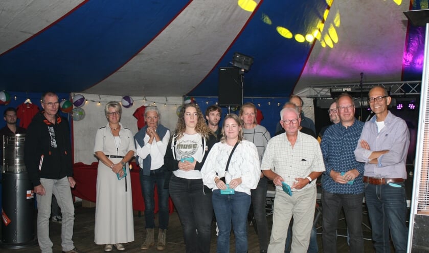 jubileum commissie wordt in het zonnetje gezet door voorzitter Hans van der Boor. Foto: Dinès Quist