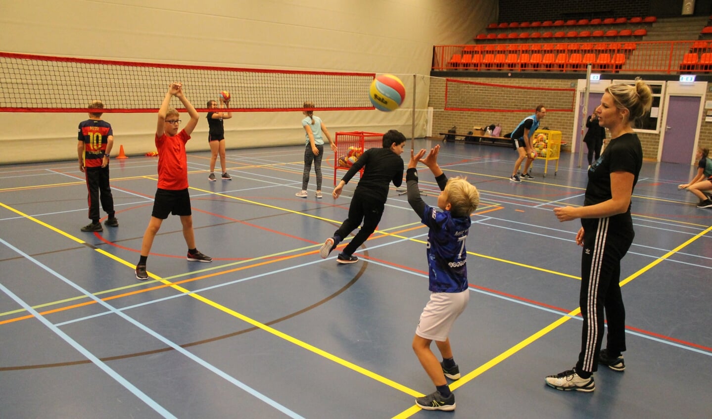 In Neede kregen de kinderen van de basisscholen een volleybalbal clinic. Foto: PR