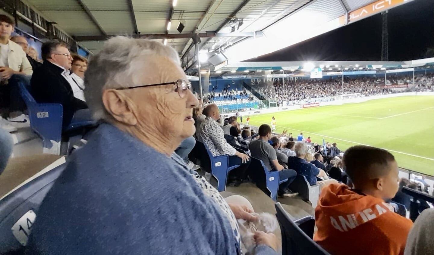 Diny Velthorst-Gesink geniet van de thuiswedstrijd van De Graafschap. Foto: René Steentjes