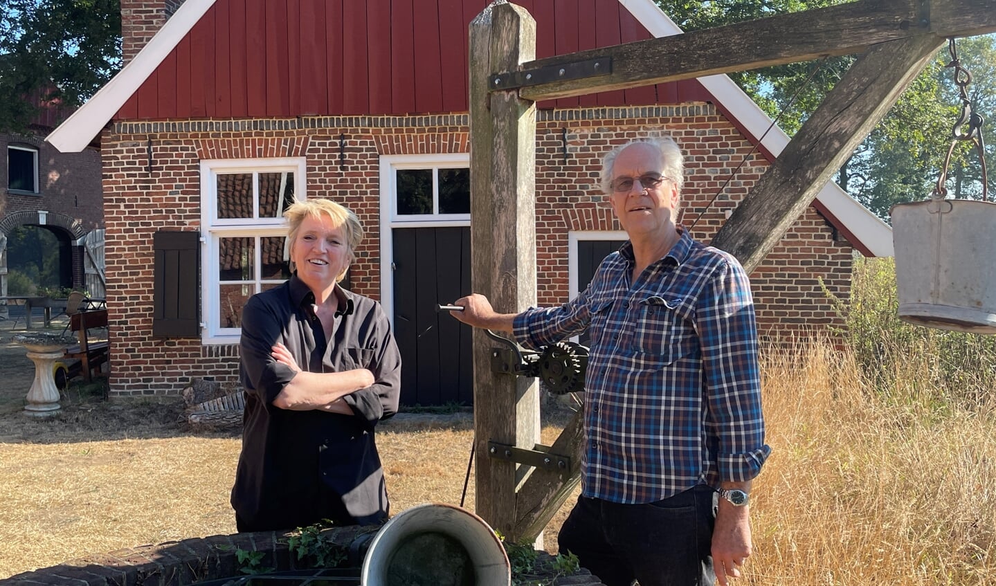 Nel en Willy op het erf van het Keunenhuis. Foto: Verona Westera