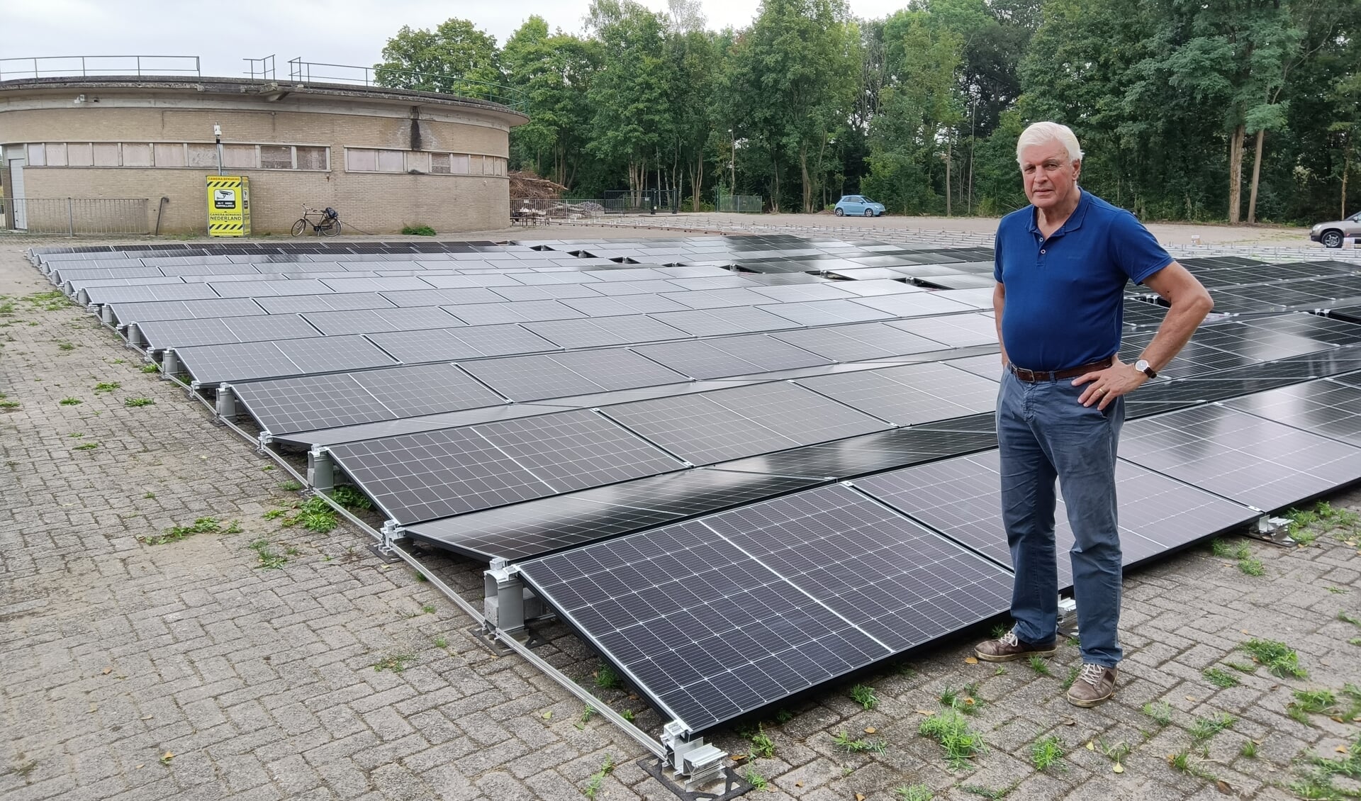 Martien Pater, voorzitter van Energie Coöperatie Vorden, is trots op het bereikte resultaat bij de oude rioolwaterzuivering. Foto: Rudi Hofman