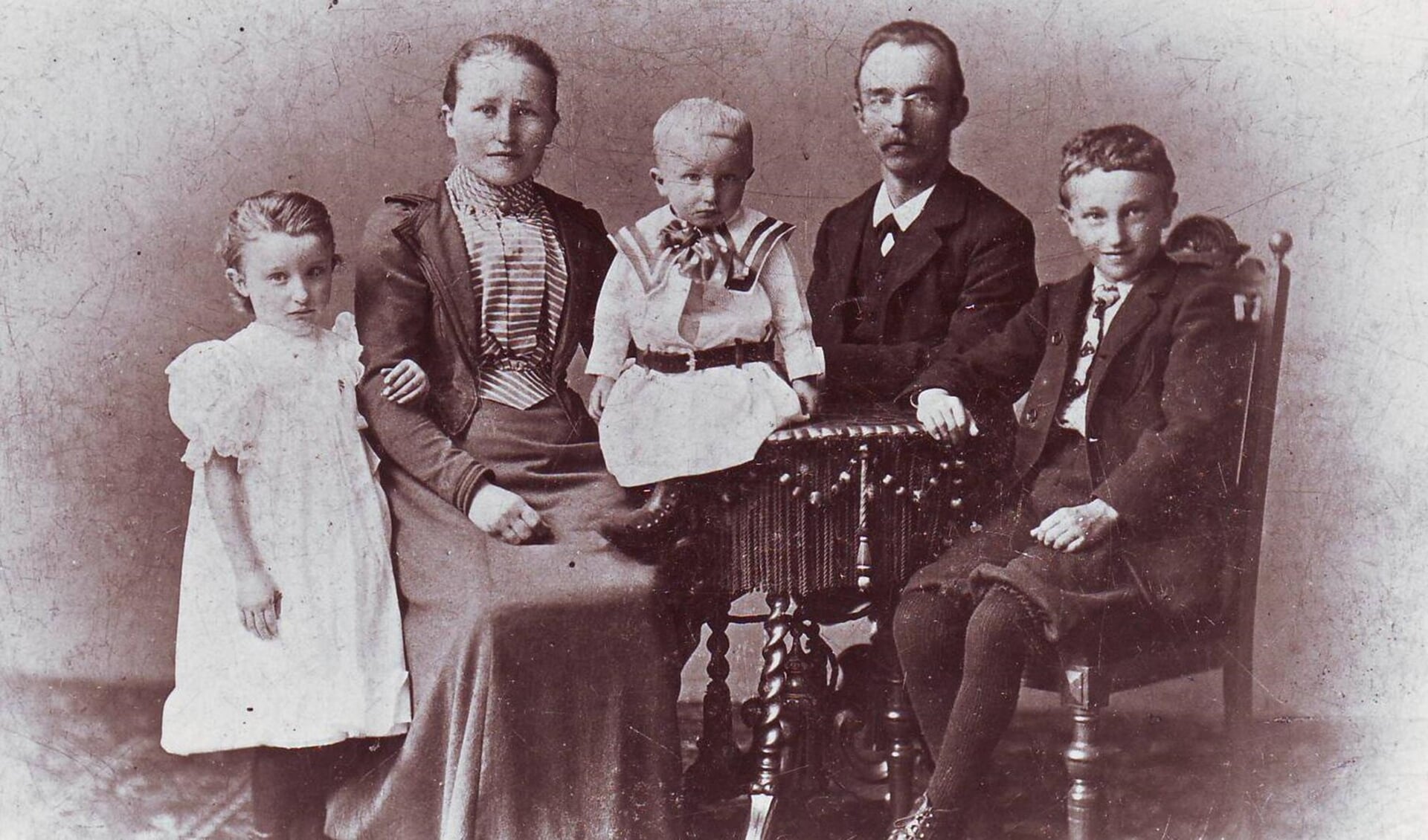 Het gezin van H.W. Heuvel rond 1905 in Borculo (vlnr) Dina, moeder Derkje, Henk, vader Hendrik Willem en Johan. Foto: PR