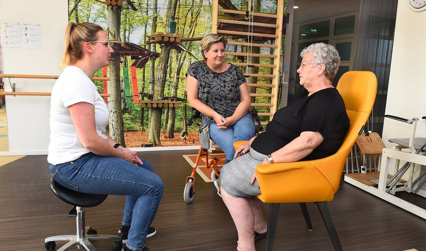Mevrouw Bouwens (rechts) in gesprek met Lonneke Toebes (links) en Chantal Godschalk. Foto: Roel Kleinpenning