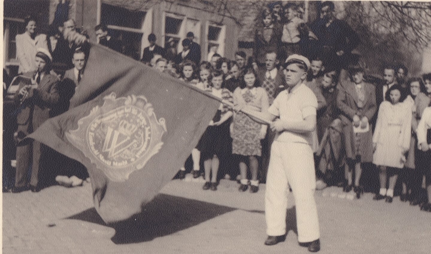 Vaandelzwaaien in 1951 Bredevoort. Foto: collectie Bertie Rave