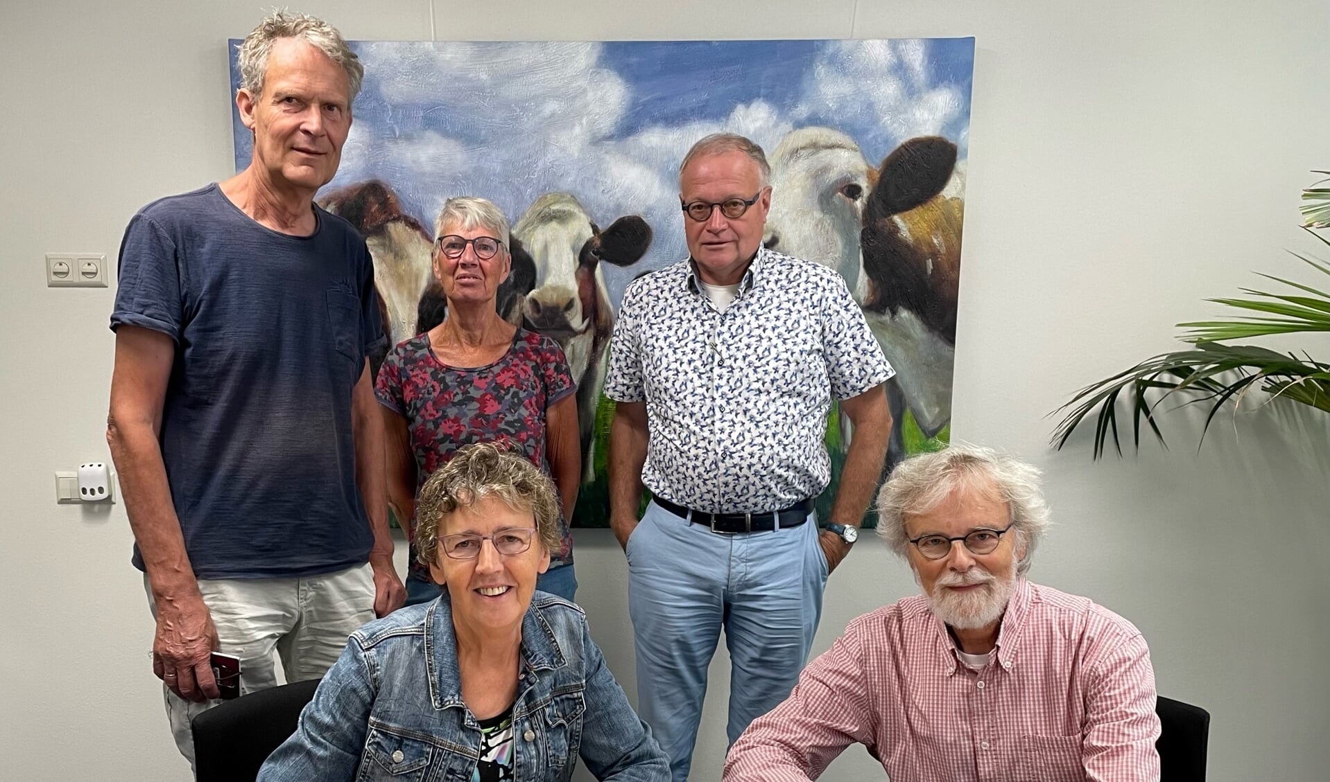 Staand Henk Sieben, Alie Sieben, Bennie Hilderink (vlnr), zittend (vlnr) Betsy te Velthuis en Kees van der Werf. Foto: PR